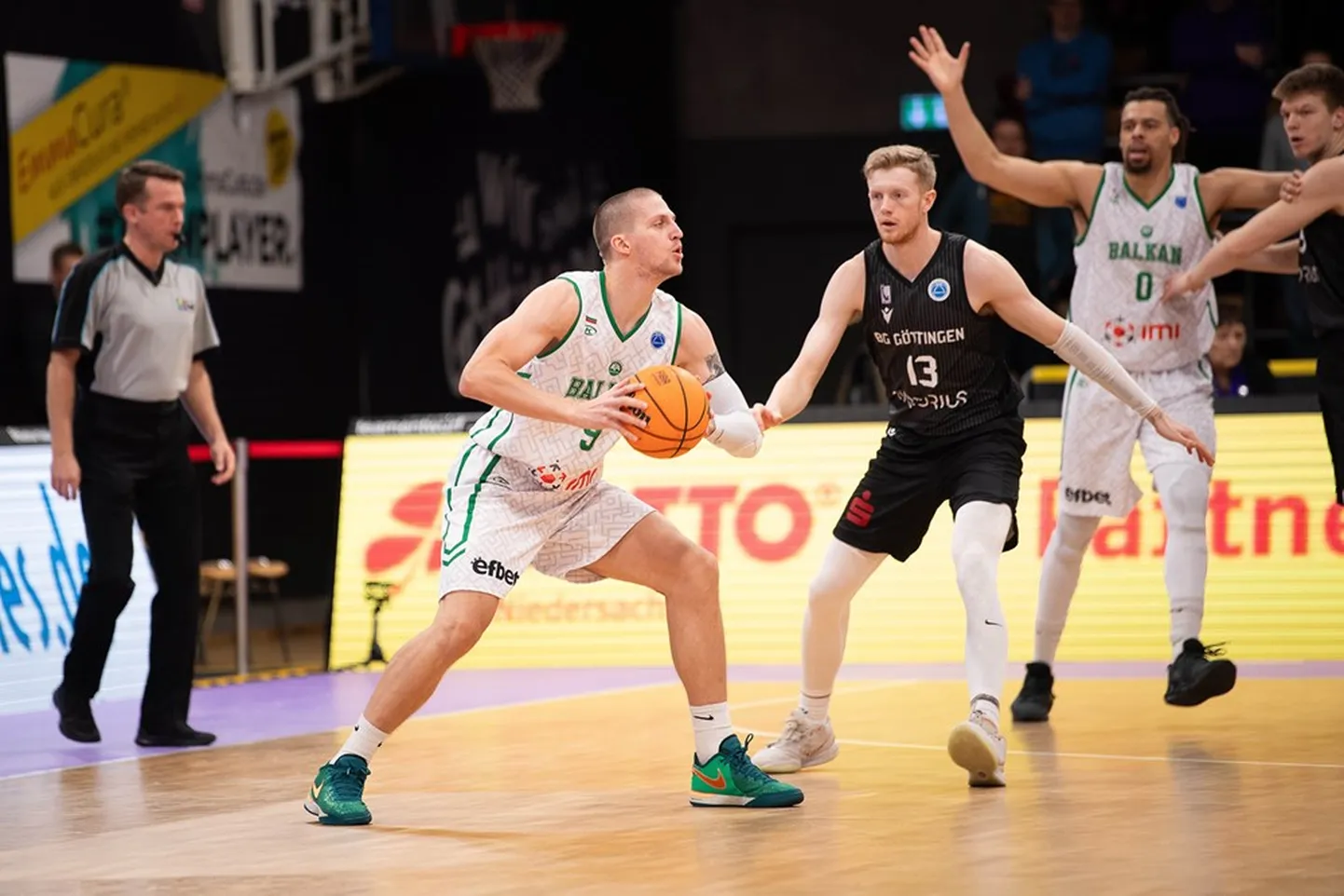 Karl Johan Lips (palliga) tegi Bulgaaria klubi Balkani eest säravaid esitusi ka FIBA EuropeCupis. Kolmapäeval allkirjastas ta lepingu tugevuselt Itaalia kolmanda liiga klubiga Chieti ja loodab olla piisavas vormis, et mahtuda veebruaris Jukka Toijala koondisevalikusse.