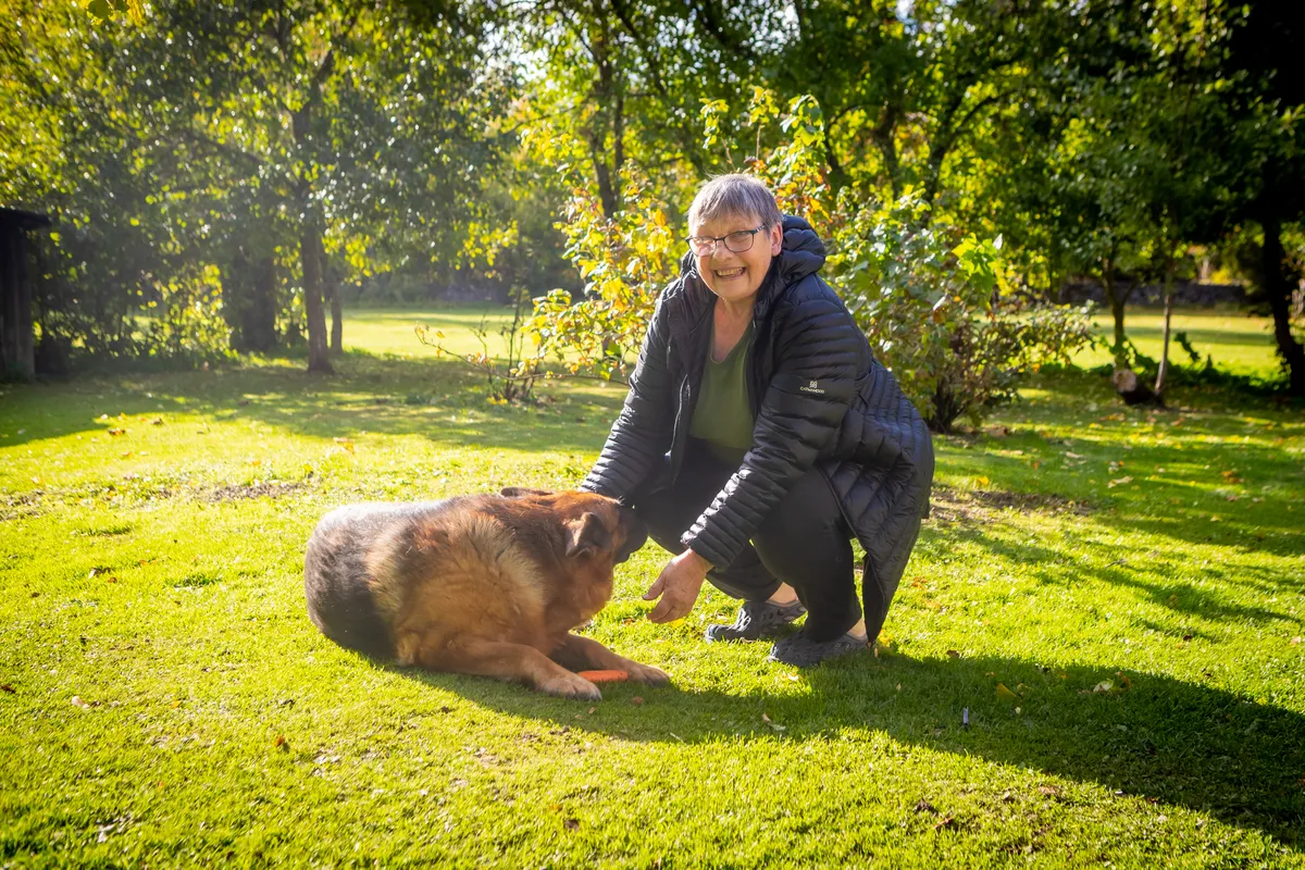 ILUS ELU: Naerusuine Tiiu Sepp on elanud Karujärve idapoolsel küljel asuvas Kuumi külas pea 30 aastat. Tema ustava sõbra Fanny üheks lemmiksnäkiks on porgand.