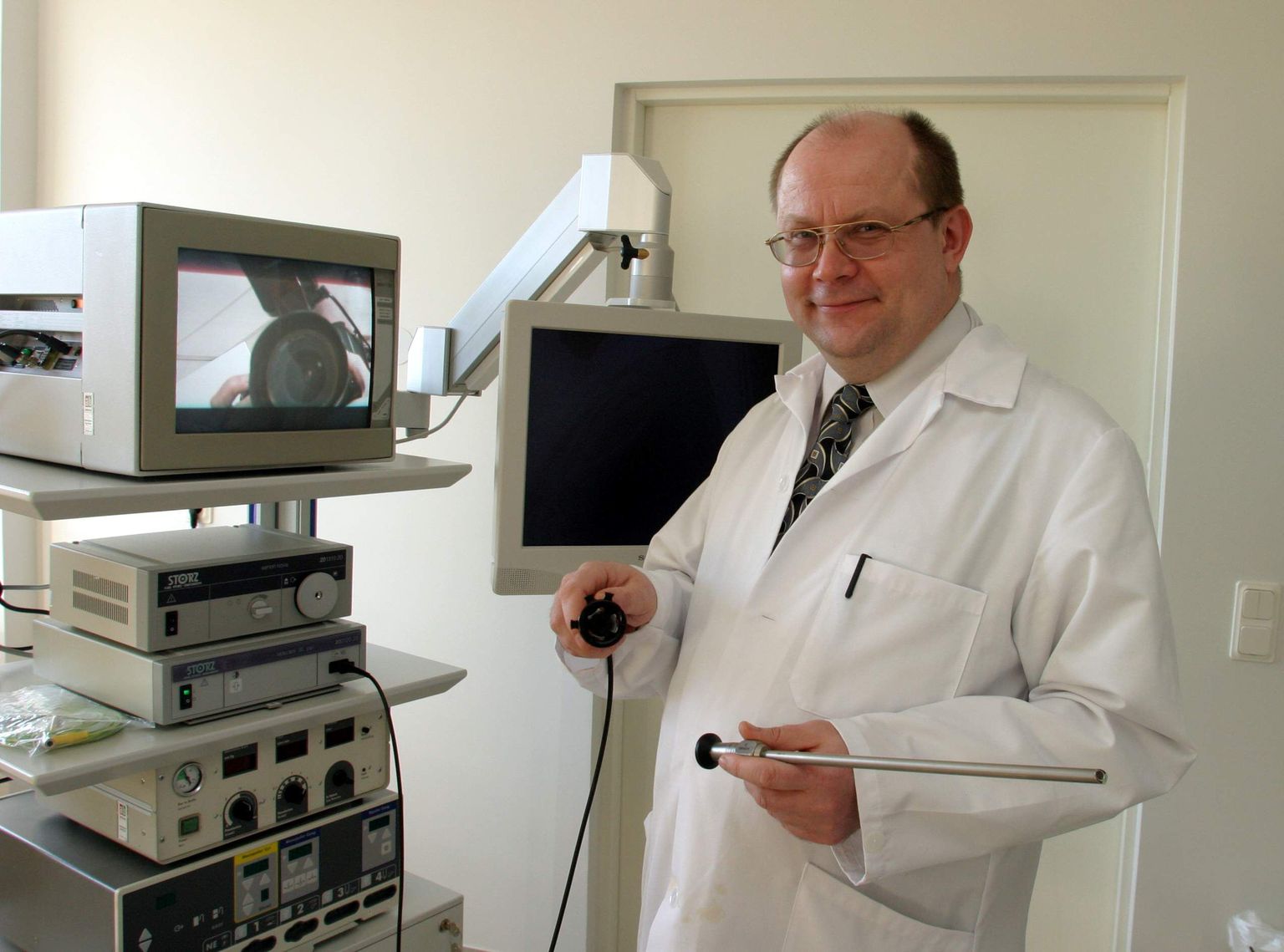 Pildil on Fertilitas erakliiniku arst Ivo Saarma laporoskoopilise süsteemi juures. 
lt/Foto LIIS TREIMANN/ POSTIMEES