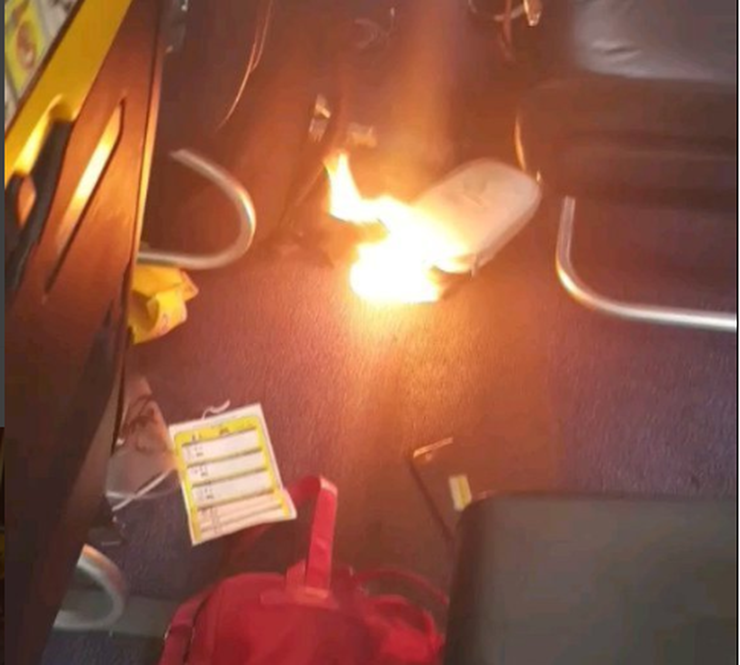 В самолете Ryanair загорелся смартфон.