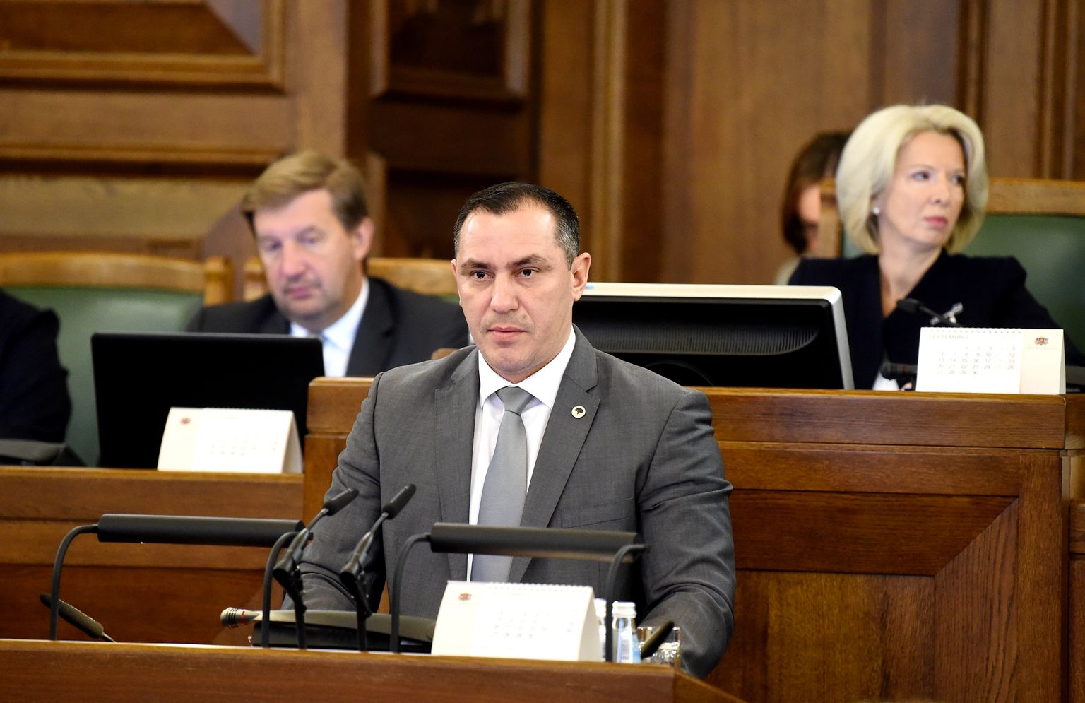 Saeimas deputāts Sandis Riekstiņš uzstājas debatēs Saeimas rudens sesijas pirmajā sēdē.