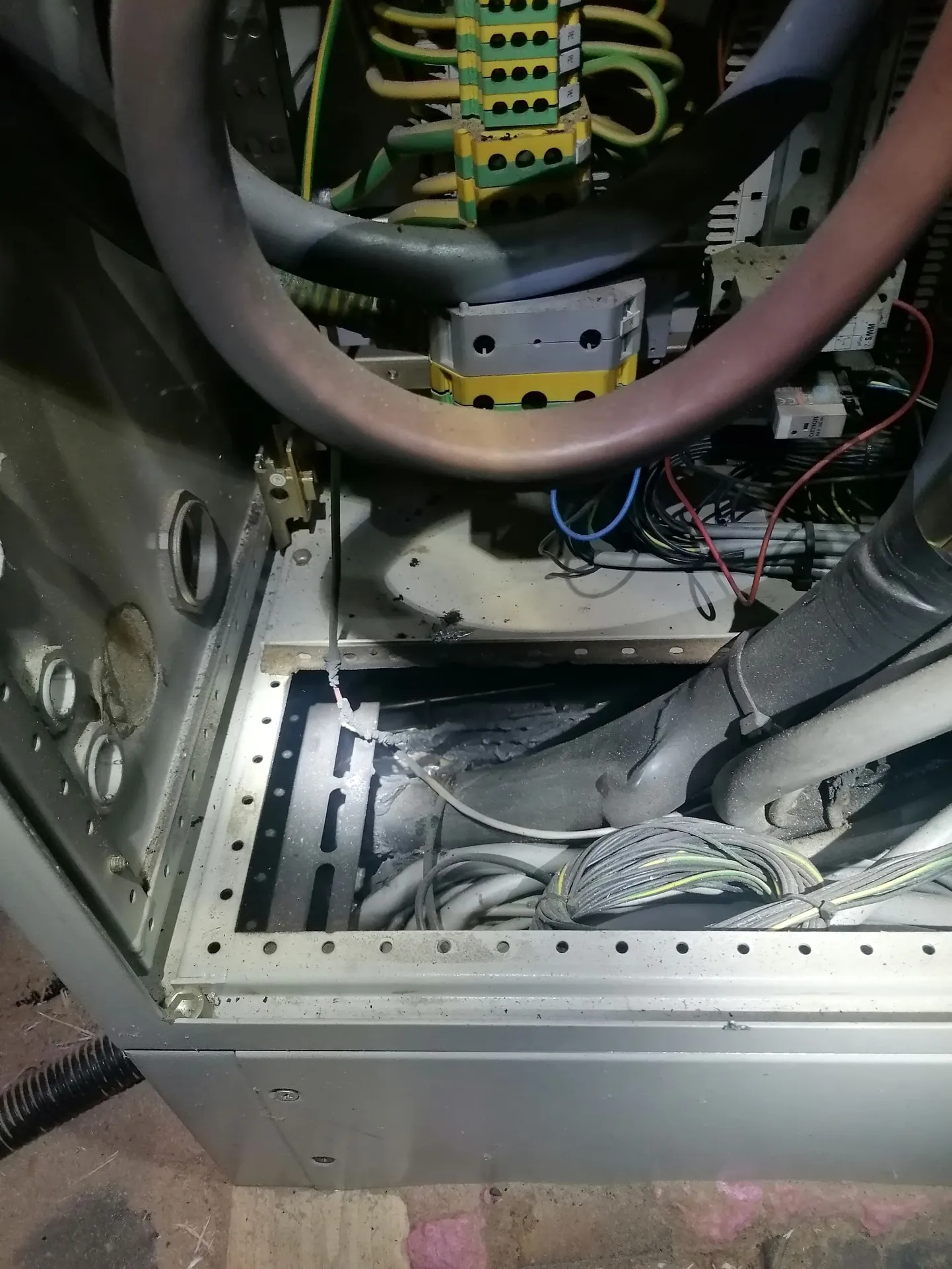 Reolas võtsid tuld lühisesse läinud juhtmed, kuid õnneks märkas elektrik kilbi kiirelt vooluvõrgust lahti võtta.