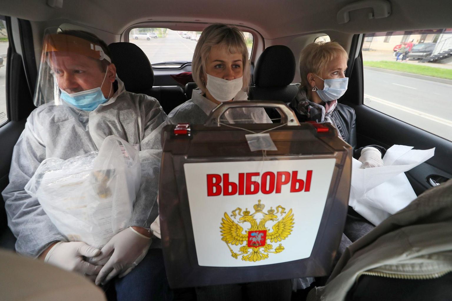 Koroonaohu tõttu pandi Venemaa kohalikel valimistel rõhku võimalusele kodust hääletada. Pildil Kostoma valimisringkonna töötajad teel valijate juurde.