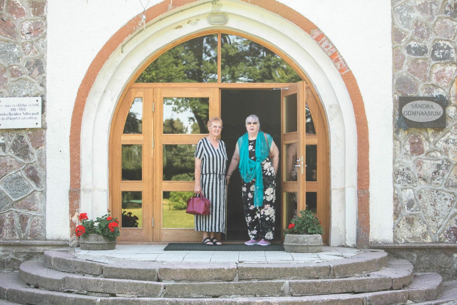 Anne Vaher (vasakul) ja Mari Nuut. Vaheri meelest passib pildistamispaik väga hästi kokku Vändra gümnaasiumi motoga “Meie kool on uks maailma”.
