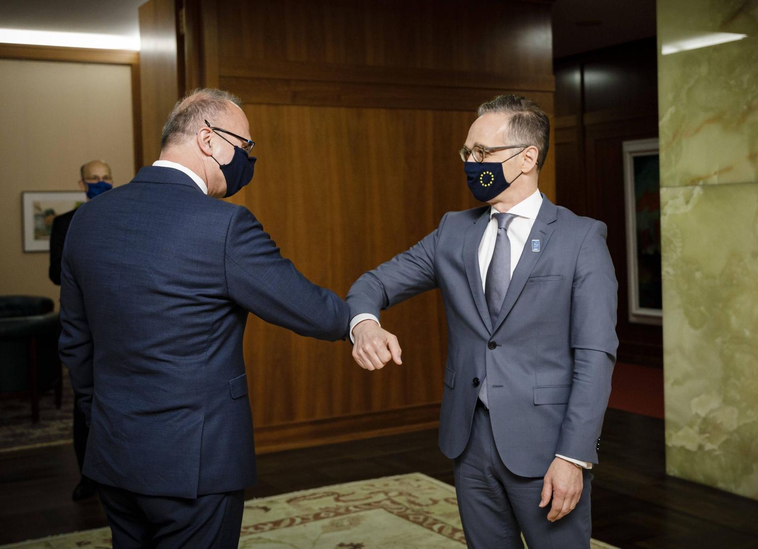 Horvaatia välisminister Gordan Grlić Radman (vasakul) tervitamas eile Euroopa Liidu eesistumise teatepulga üle võtnud Saksamaa välisministrit Heiko Maasi Berliinis.