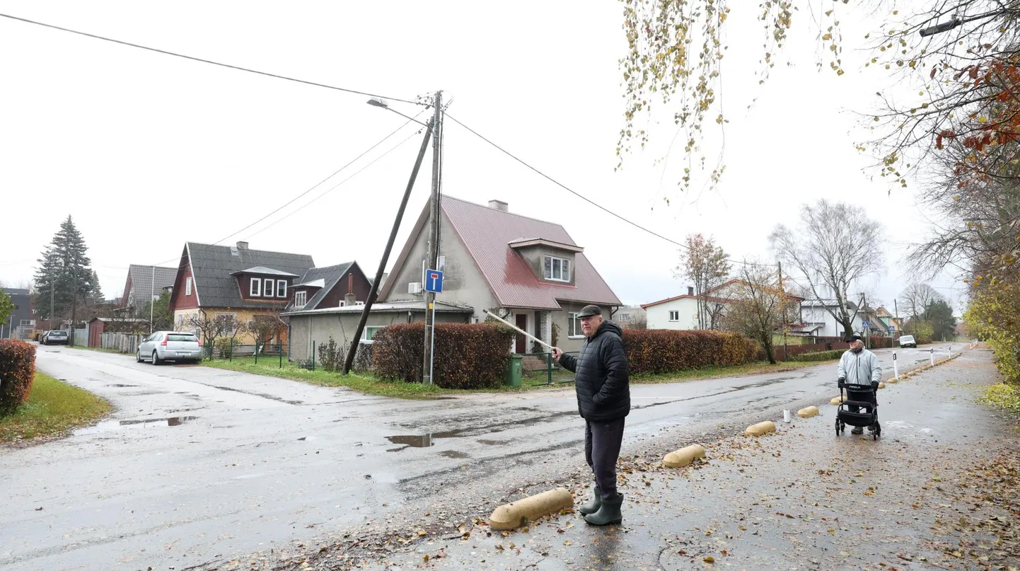 Petseri raudtee lähistel Ülenurme põiktänavas elava Peep Pastiku sõnul takistavad kergliiklusteed ääristavad tänavakivid lumekoristust, mistap tuleb umbtänava eakatel elanikel kõnniteele üle lumevalli ronida.