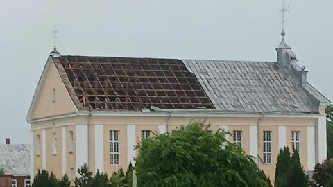 Bebrenes pagastā vējš katoļu baznīcai norāvis daļu