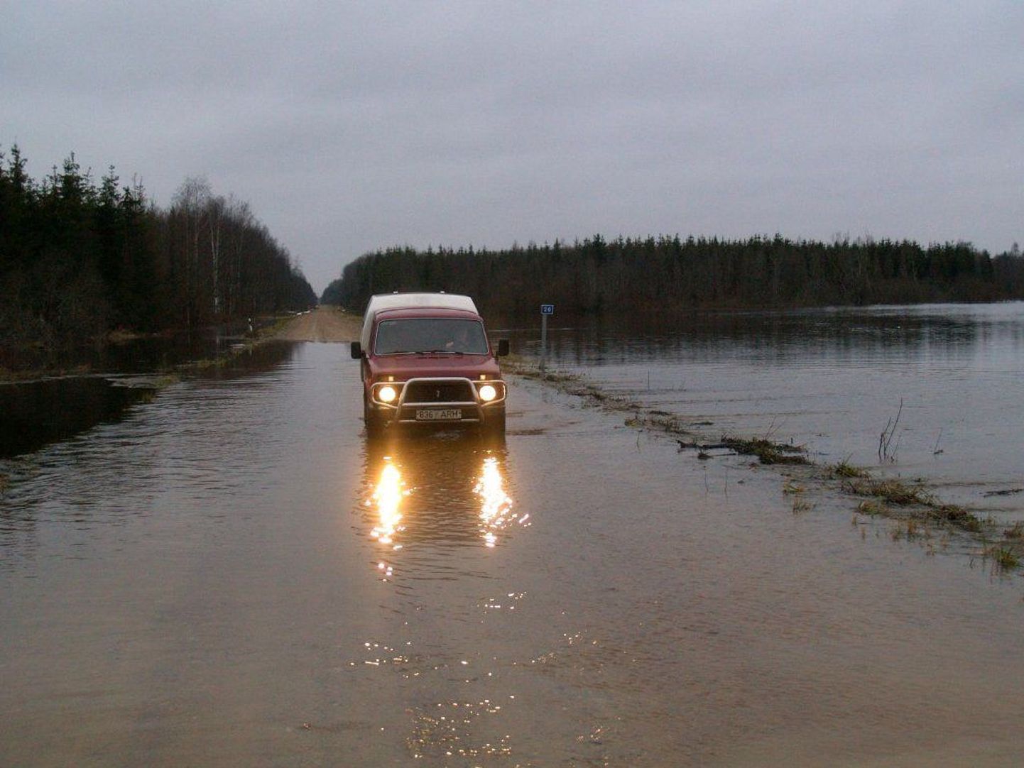 Suurvesi Soomaal Kildu-Tõramaa maantee 20. kilomeetril.