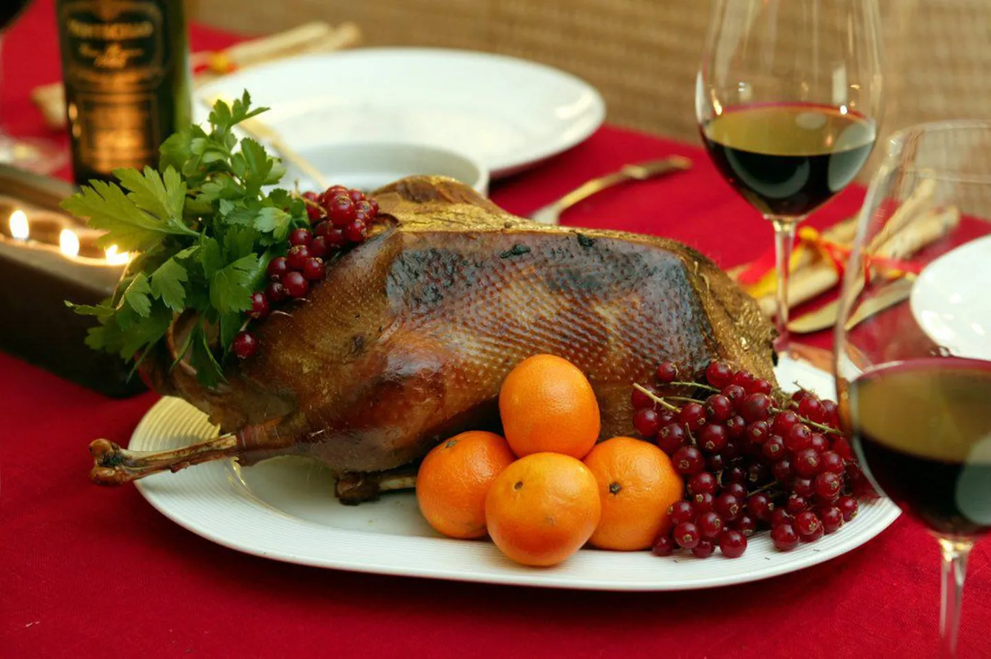 Tervisekaitseinspektsioon soovitab pühade ajal söömise ja joomisega piiri pidada ning järgida hügieenireegleid. Pildil jõulupraad.