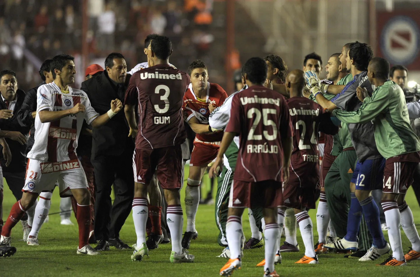 Fluminense ja Argentinos Juniorsi mängijad läksid mängu lõpus kaklema.