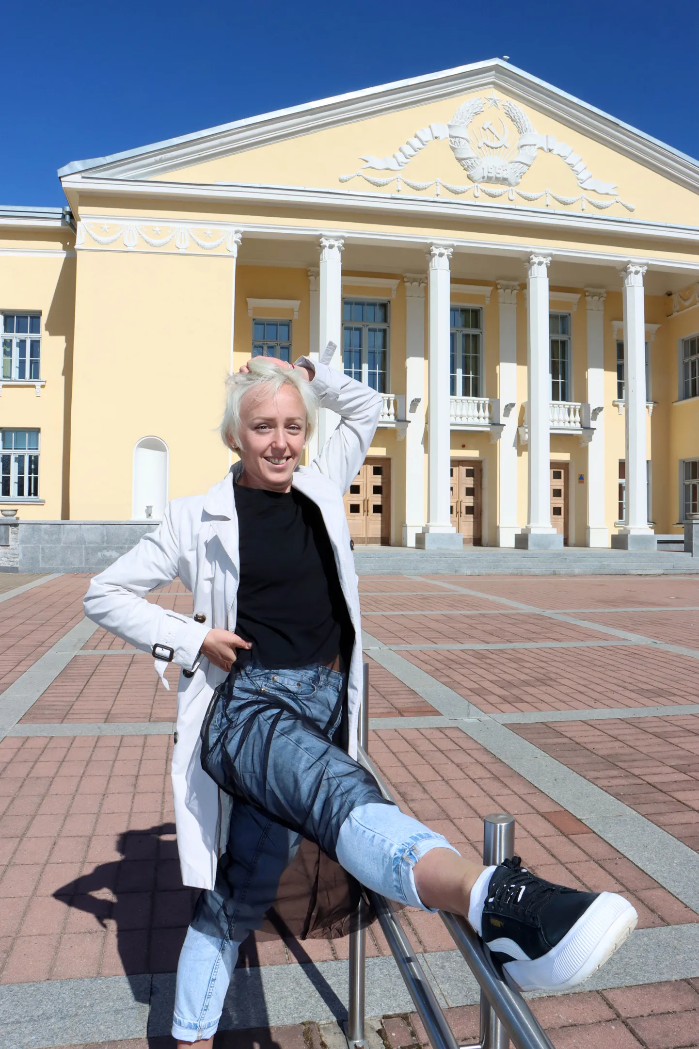 Импровизированный станок на улице - Юлия Рязанцева наслаждается теплой погодой и невероятно ярким небом Эстонии.