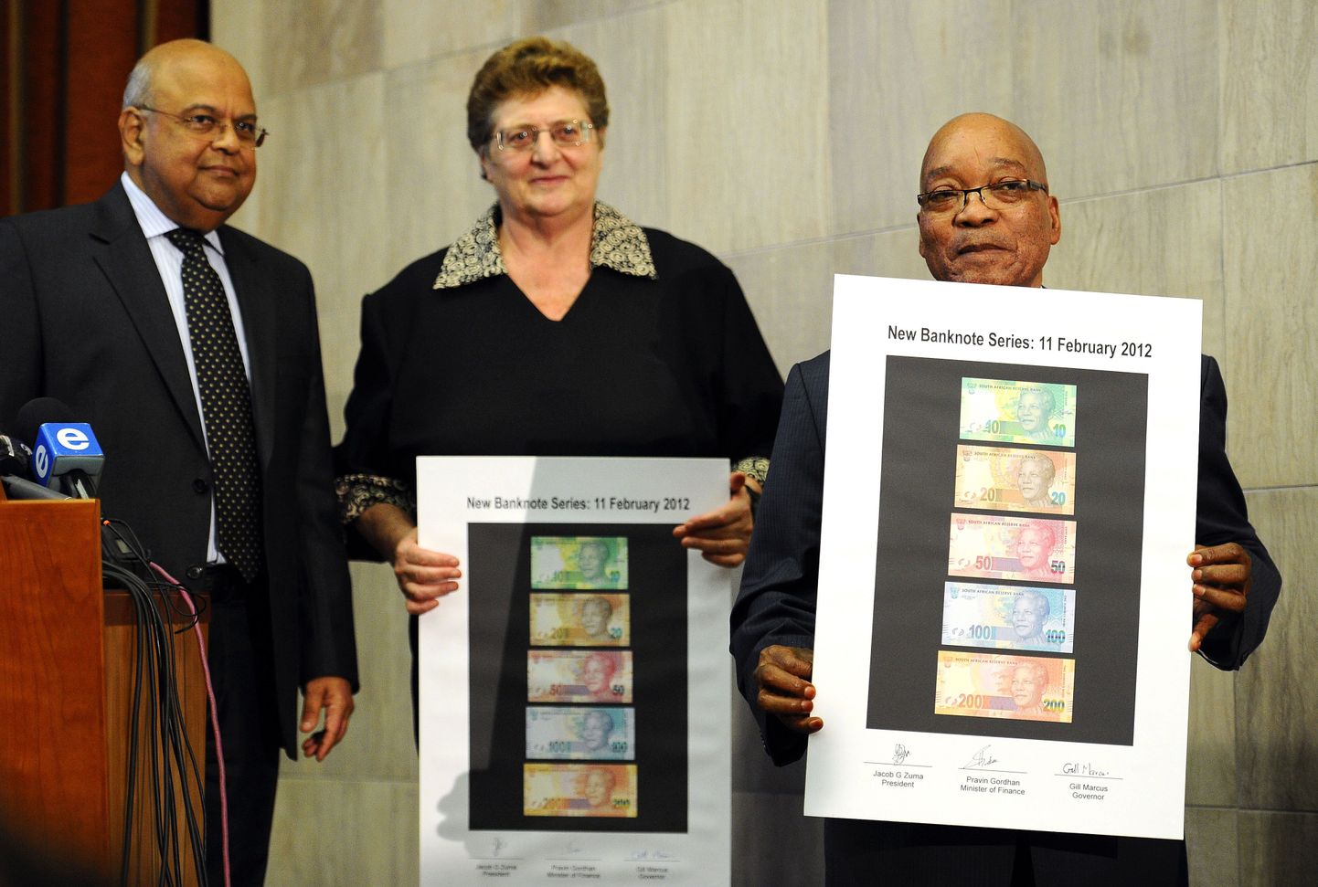 Lõuna-Aafrika Vabariigi president Jacob Zuma (paremal) koos selle riigi riigipanga juhi Gill Marcuse ning rahandusministri Pravin Gordhaniga uusi sedeleid tutvustamas