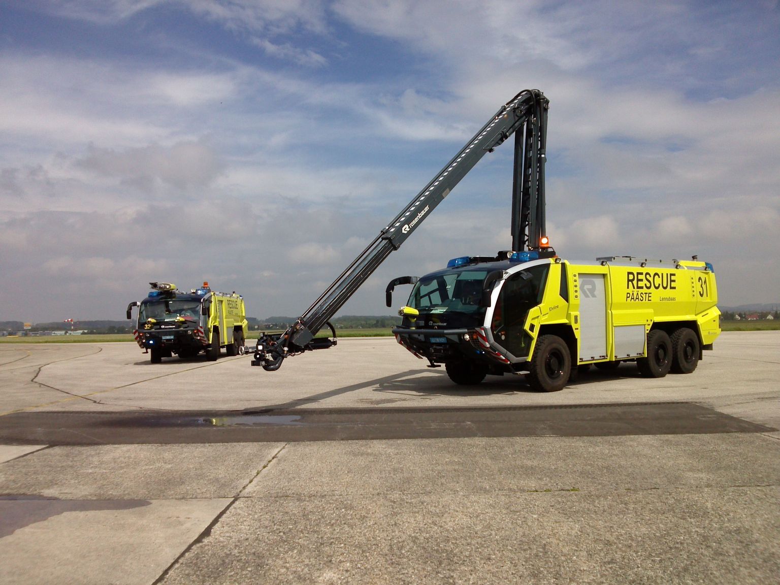 Uued päästeautod võimaldavad lennubaasil vastu võtta suuremõõdulisi lennukeid.