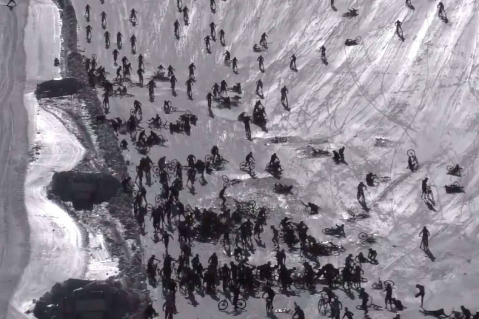 Массовое падение велосипедистов в Альпах.
