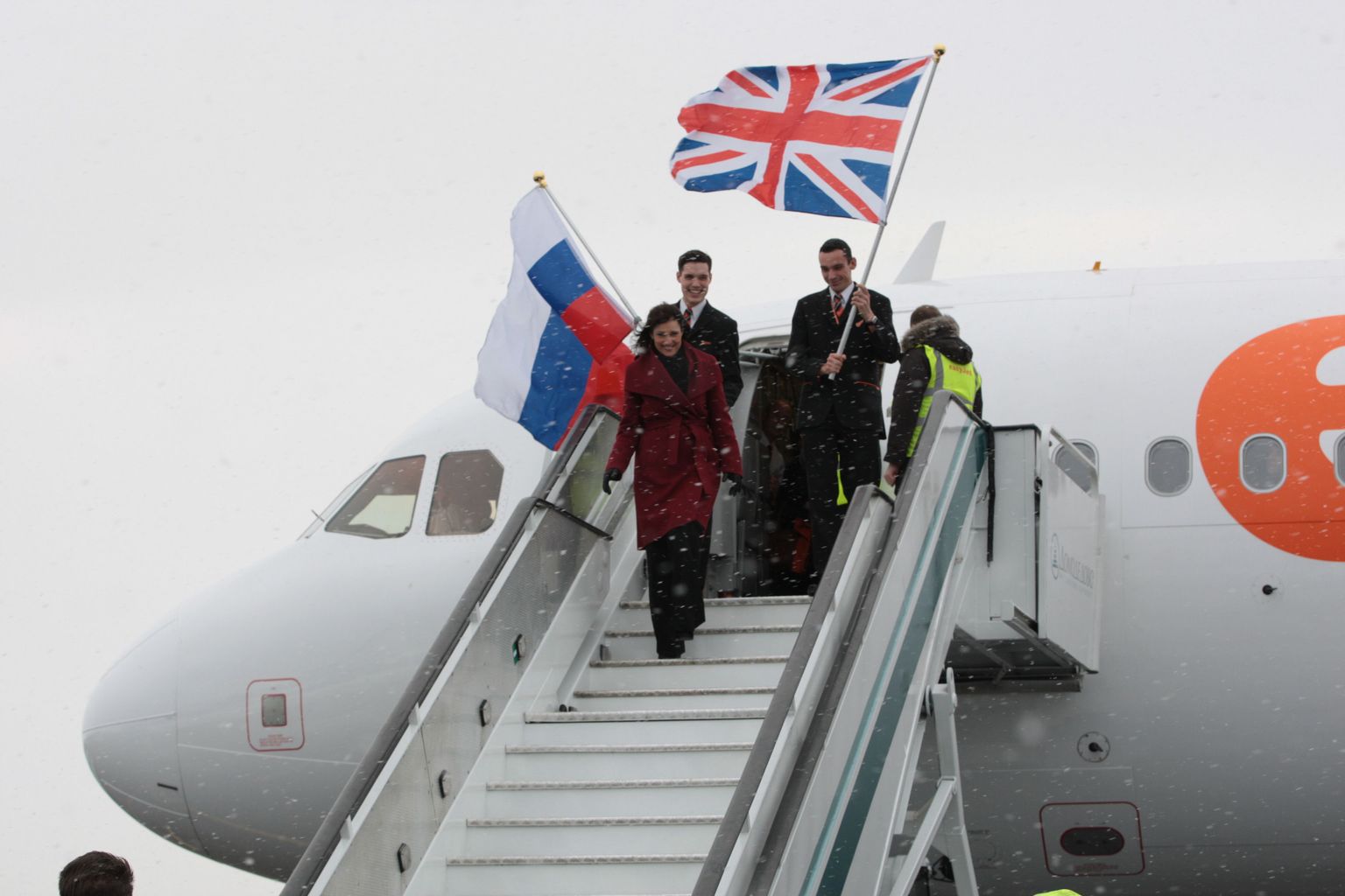 Märts 2013: EasyJeti tegevjuht Carolyn McCall saabub lennufirma esimese lennuga lippude lehvides Moskva Domodedovo lennuväljale. Aasta hiljem asus odavlennufirma Venemaa turult taanduma, see kord lippe enam ei lehvitata.