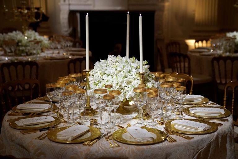 Melānijas Trampas izvēlētais galda klājums, sagaidot Francijas prezidenta ģimeni