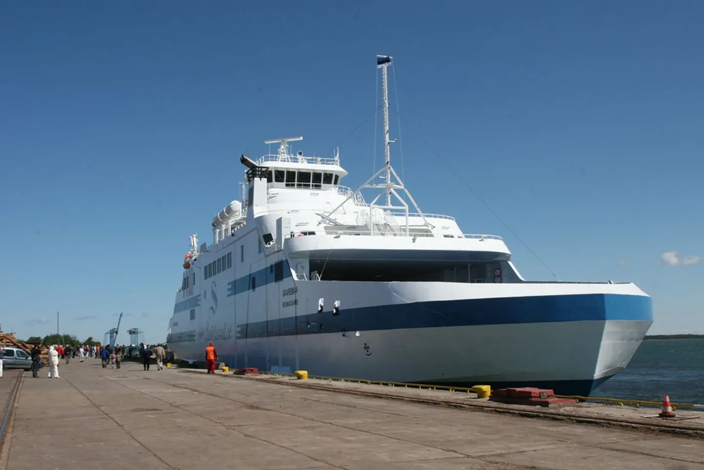 Parvlaev Saaremaa sildus kodusadamas Roomassaares.