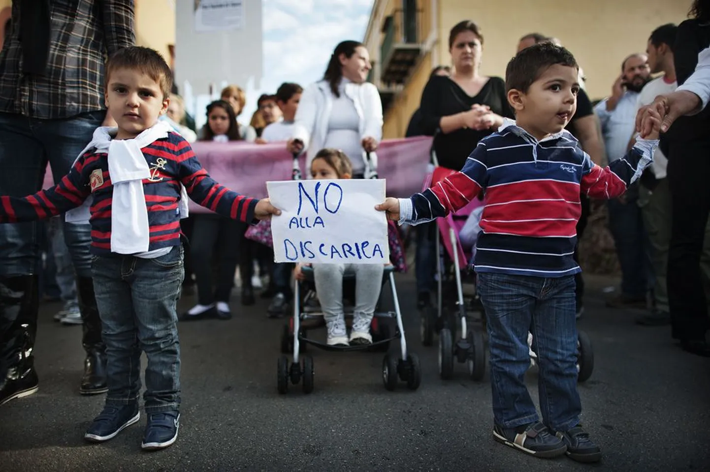 Väikesed lapsed Terzigno naaberlinna Boscoreale protestiaktsioonis hoidmas silti «Ei prügile». Piirkonna elanikud võitlevad uue prügimäe vastu Terzignos.