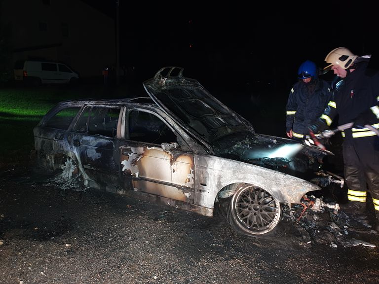 Varal süüdati öösel põlema kaks autot.
