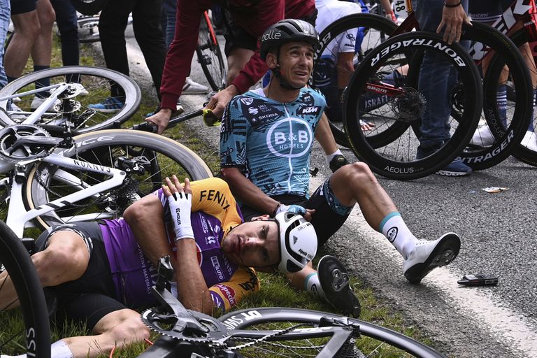 Itaallane Kristian Sbaragli (vasakul) ja Prantsusmaa rattur kannatasid Bryan Coquard Tour de Frnace'i avaetapi massikukkumises.