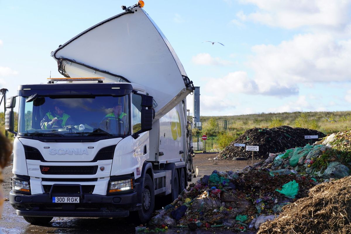 Kahe kambriga jäätmeveok biojäätmete mahutit tühjendamas, tehases hakkab tühjendus toimuma ainult siseruumides.
