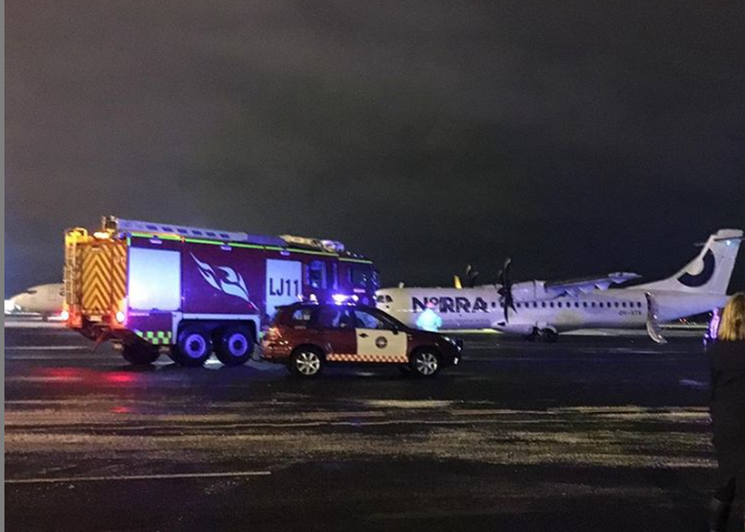 Эвакуация пассажиров из самолета, приземлившегося в Таллиннском аэропорту.