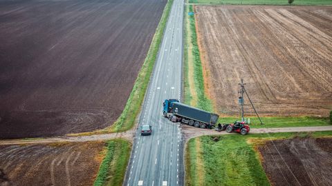 GALERII ⟩ Viljandi vallas takerdus veoauto kraavi