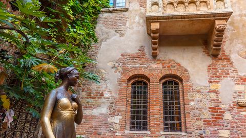 Ebausklikud turistid on Veronas Julia kuju sisse augu kulutanud