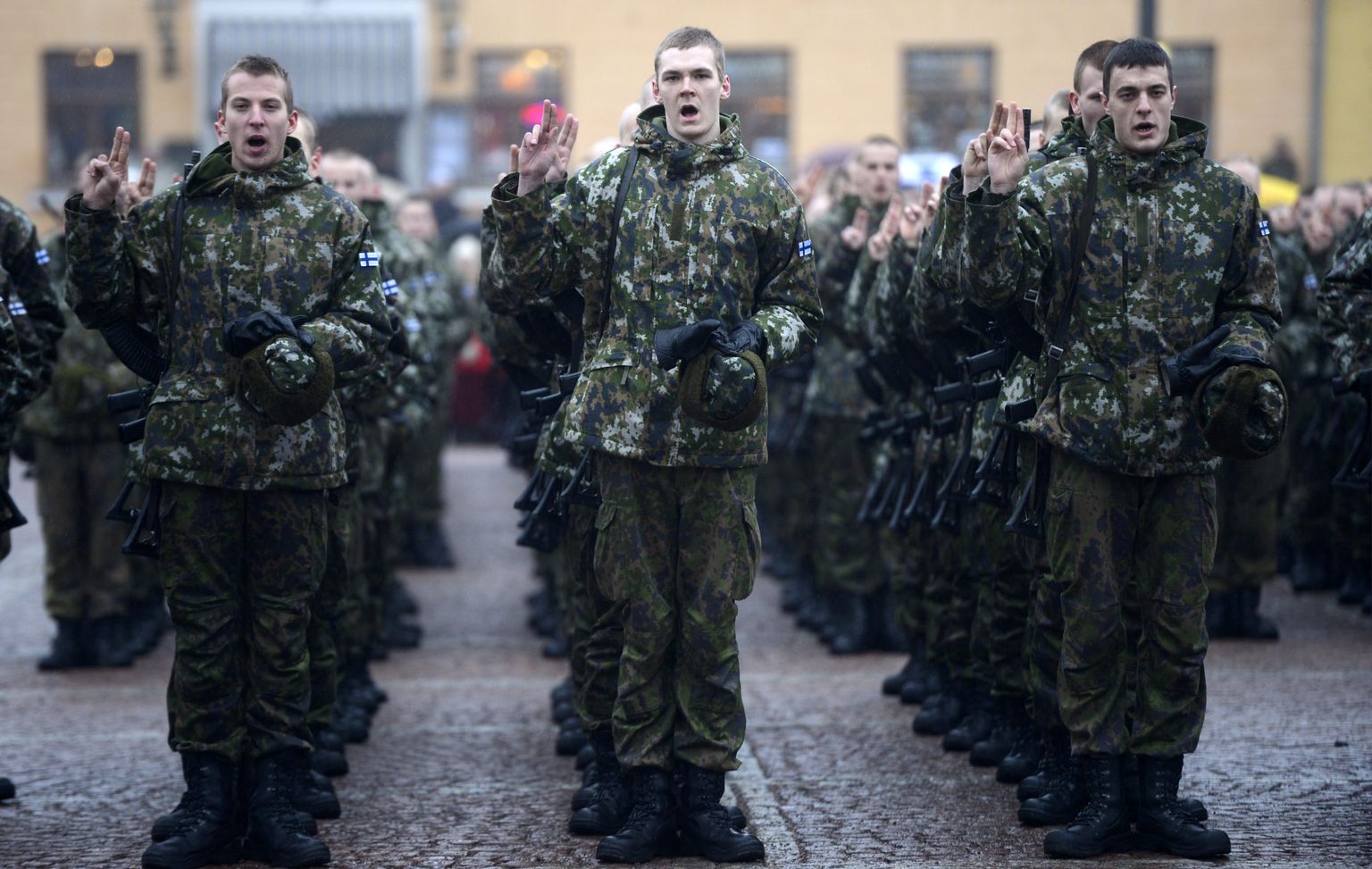 Soome ajateenijad Kaarti rügemendis teenistusvannet andmas.