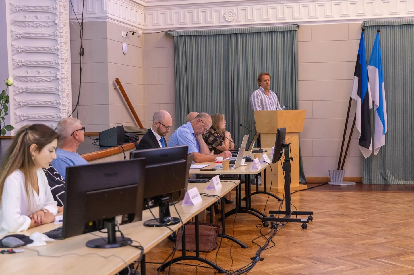 Viljandi spaahotelli arendamise eestvedaja Roman Kusma (kõnepuldis) rääkis linnavolikogu ees plaanist, mille tulemusel vahetuks hotelli rajava ettevõtte omanik, ning palus võimalust saada arenduseks lisaaega.