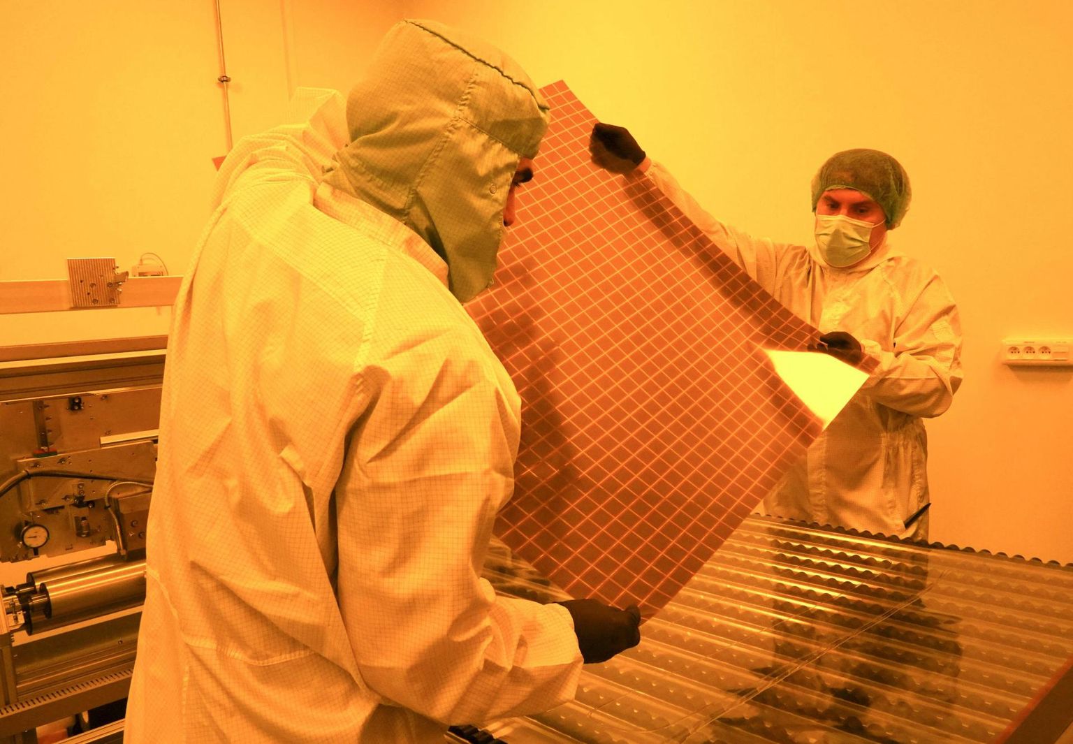 Poola firma Saule Technologies töötajad demonstreerivad perovskiitkilega kaetud painduvat päikesepaneeli. 