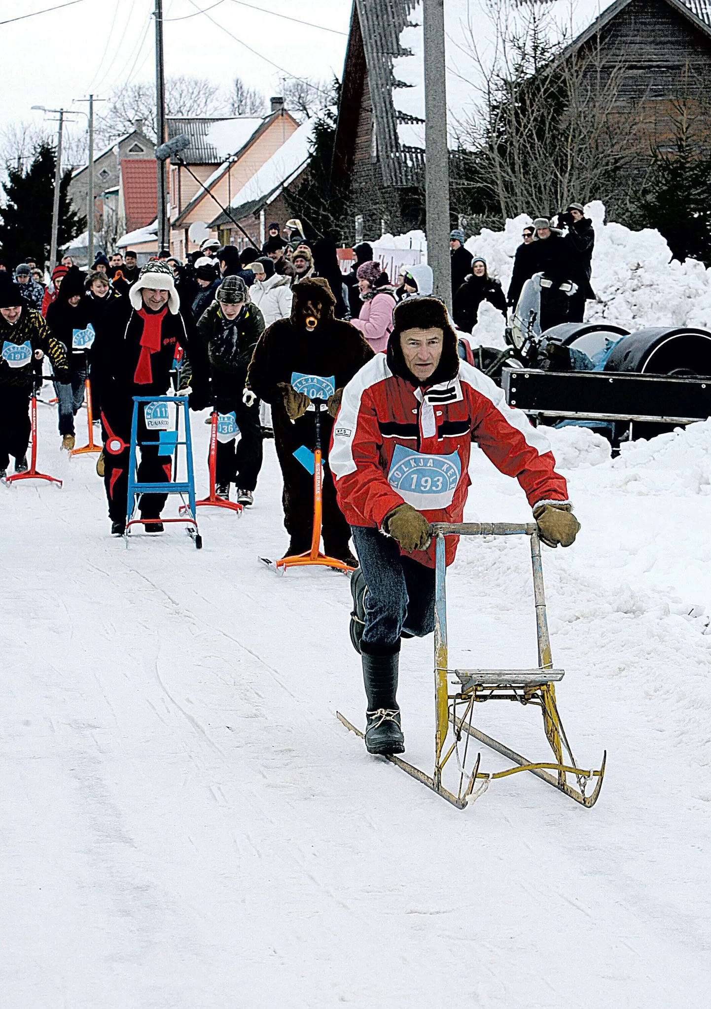 Vanal ja teenekal tõukekelgul võistlustulle asunud Kolkja mees Fjodor Luptov (52, esiplaanil) tõukas end elegantselt ning kindlalt ligi 40 võistlejaga ühisstardis kohe konkurentidest mitu meetrit ettepoole.