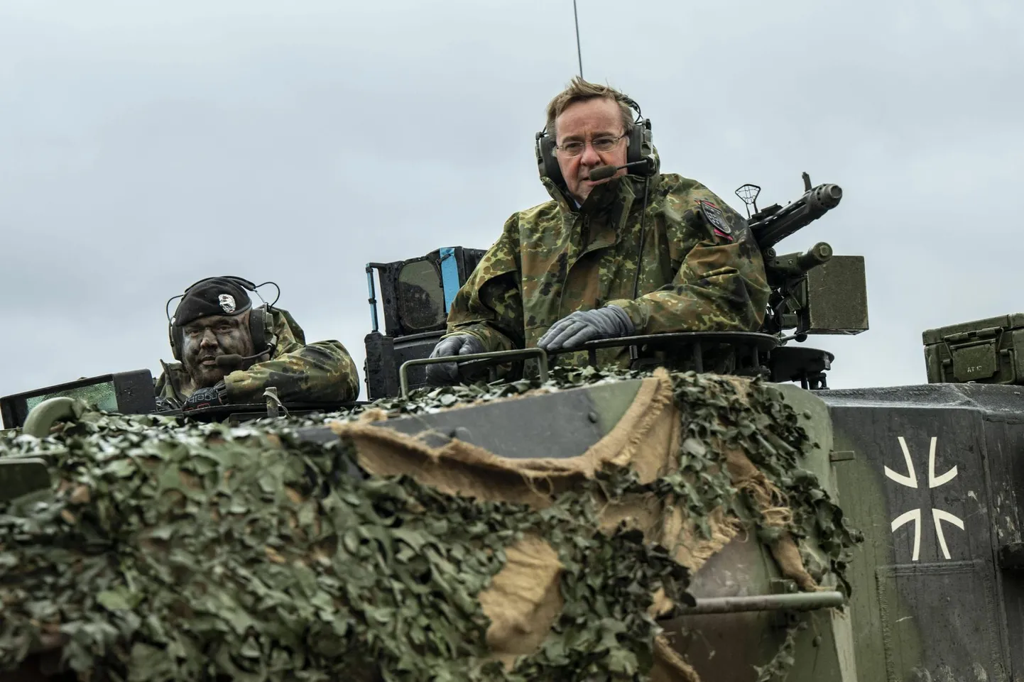 Saksamaa kaitseminister Boris Pistorius nimetas läinud kuul kohustusliku ajateenistuse kaotamist valeks otsuseks. Pildil minister Leopard 2A6 tankis.
