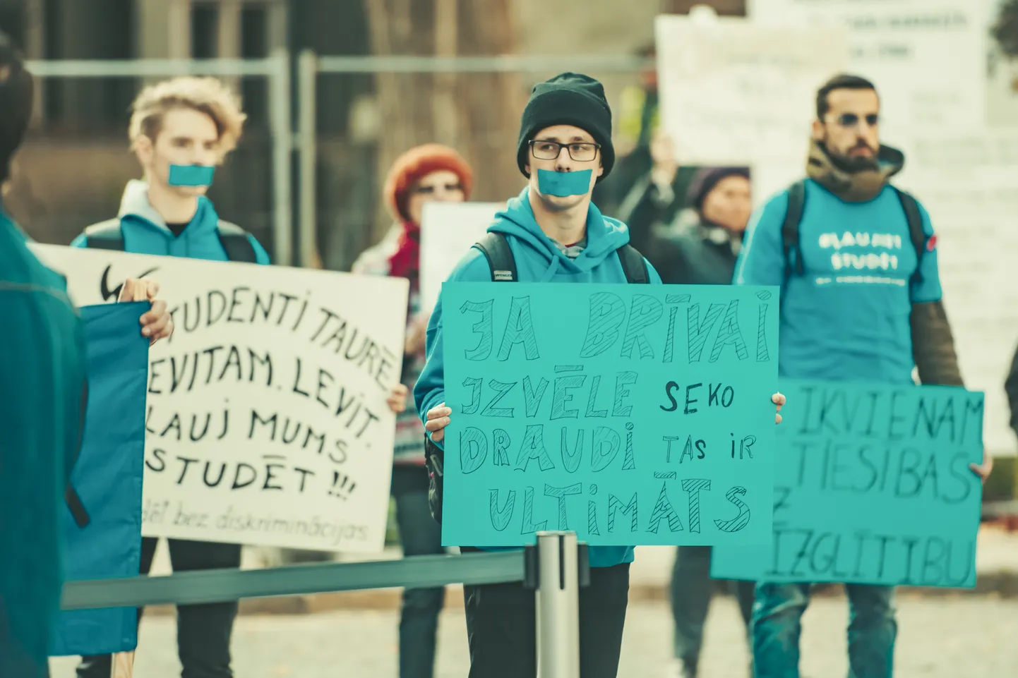 Protestā pieprasa iespēju studēt klātienē arī nevakcinētajiem