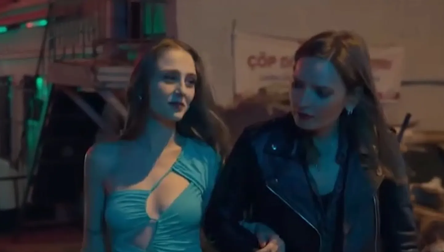 Кадр из сериала "Гений".