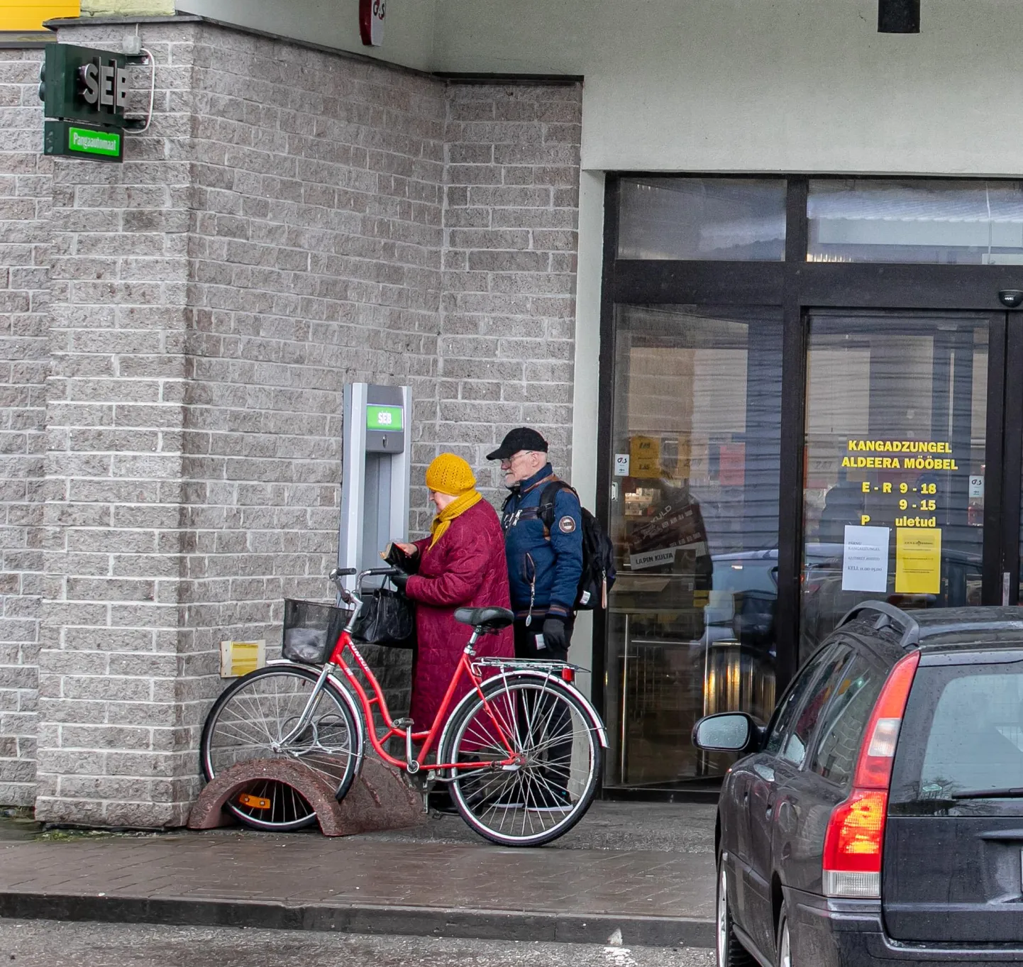 Pensionipäeval polnud pangaautomaatide ümber tavapärasest suuremaid inimhulki märgata, aga siin mängis eriolukorra kõrval tõenäoliselt rolli lörtsi- ja vihmasegune tormiilm.