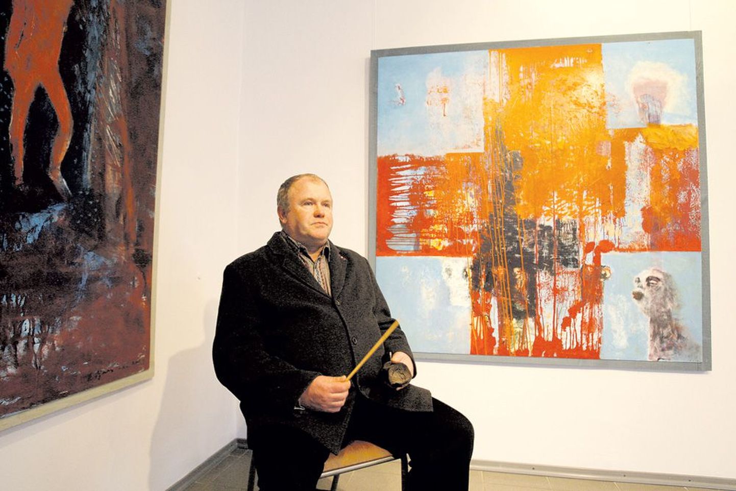 Eero Ijavoinen mängis eile kunstimaja väikeses galeriis enne oma näituse avamist ühekeelset kannelt.