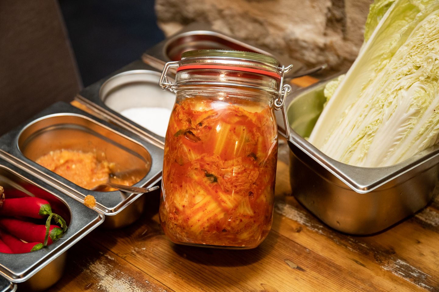 Kokk Kyuho Lee Tallinnas valmistatud kimchi.