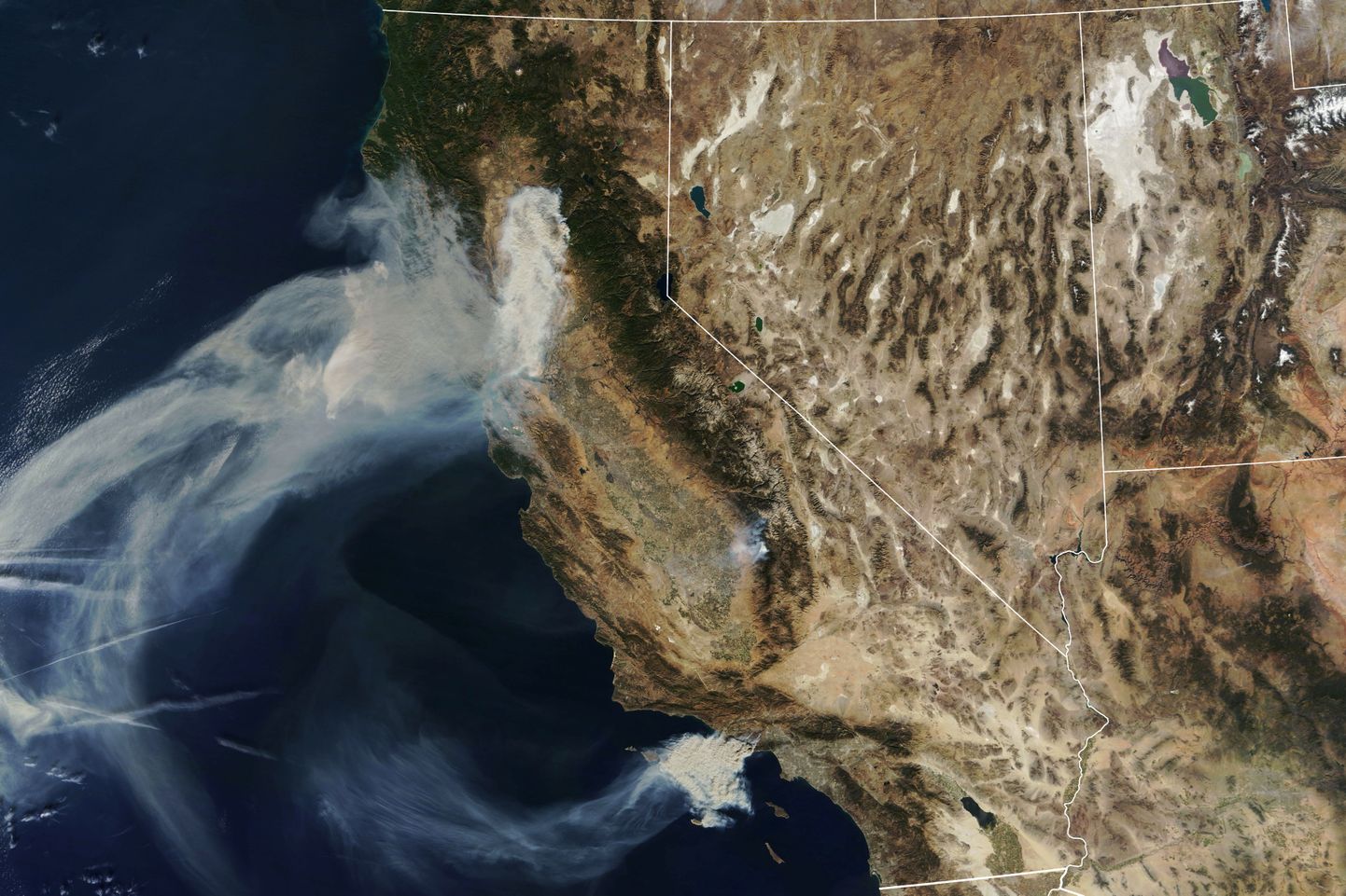 NASA satelītuzņēmums parāda ugunsgrēka radītos dūmus 2018. gada 9. novembrī.