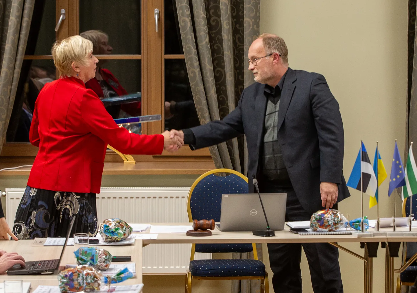 Toila ja Jõhvi volikogu otsustasid ühinemise eelmise aasta 18. detsembril. Pildil suruvad Toila volikogu esimees Etti Kagarov ja Jõhvi volikogu esimees Vallo Reimaa teineteise kätt pärast seda, kui Jõhvi volikogu oli liitumise heaks kiitnud ning sellega oli küsimus otsustatud.