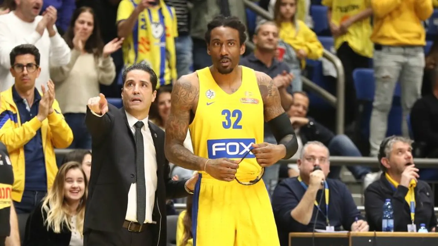 Amare Stoudemire (paremal) peatreener Ioannis Sfairopoulose näpunäiteid kuulamas.