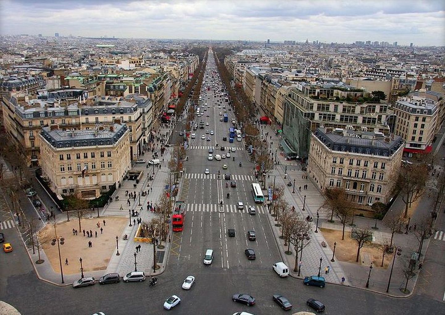 Champs-Elysée Arc de Triomphe`i juurest vaadatuna