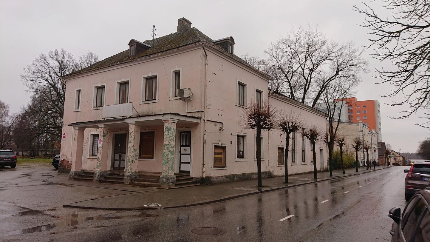 Võrus Tartu tänaval asub pärast sõda ehitatud linna endine kinomaja, mis kandis nimesid Saturn ja Avangard. Selle kinomaja asemel tegutses Eesti Vabariigi eel Hans Kulli kino, mille hoone hävis 1944. aastal tulekahjus.