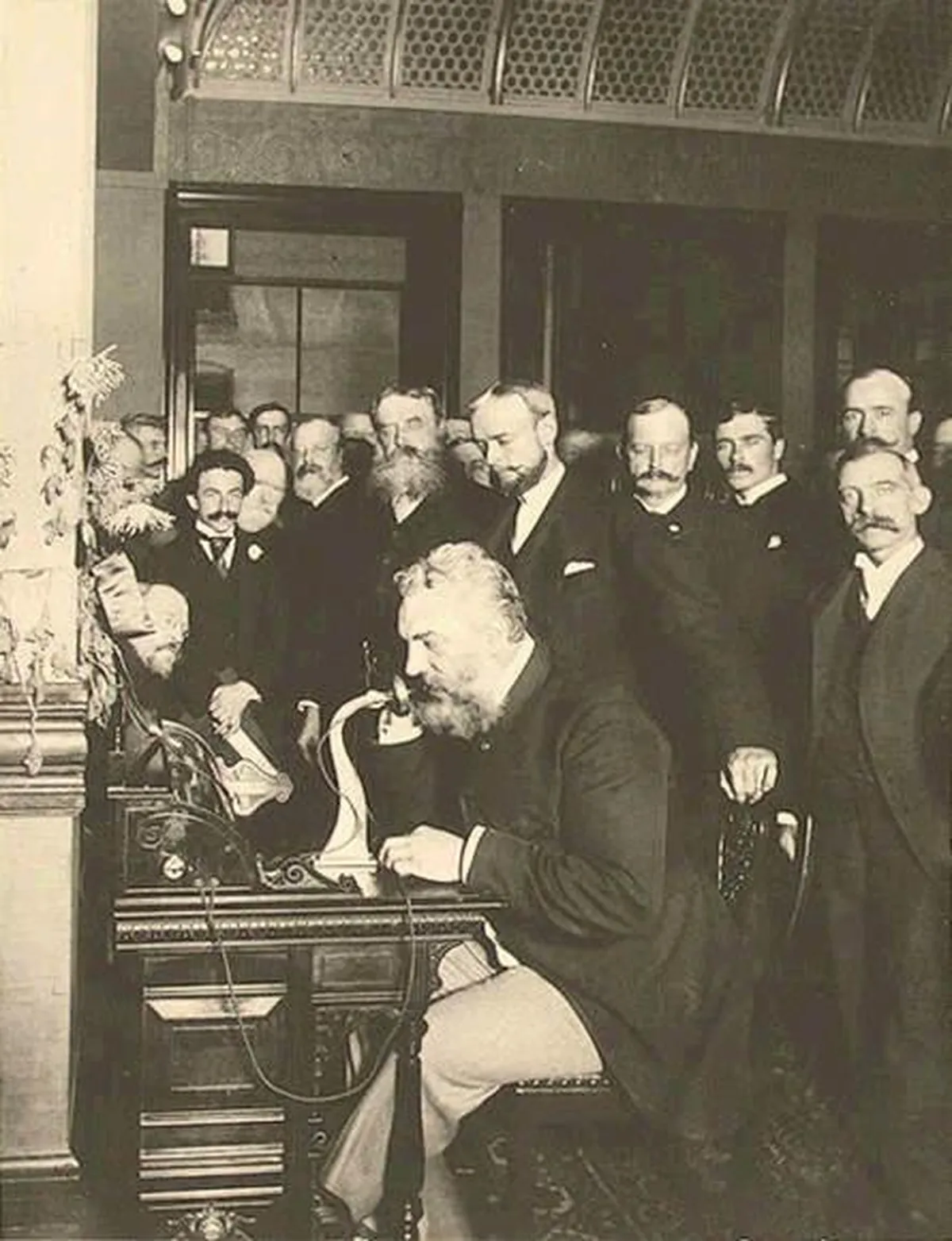Alexander Graham Bell demonstreerimas 1892. aastal Chicagos enda leiutatud telefoni.