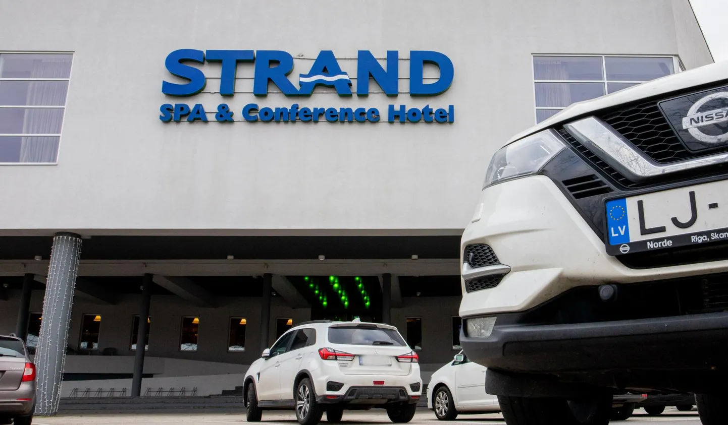 Strandi spaa- ja konverentsihotelli parklas on palju Läti numbrimärgiga autosid märgata.