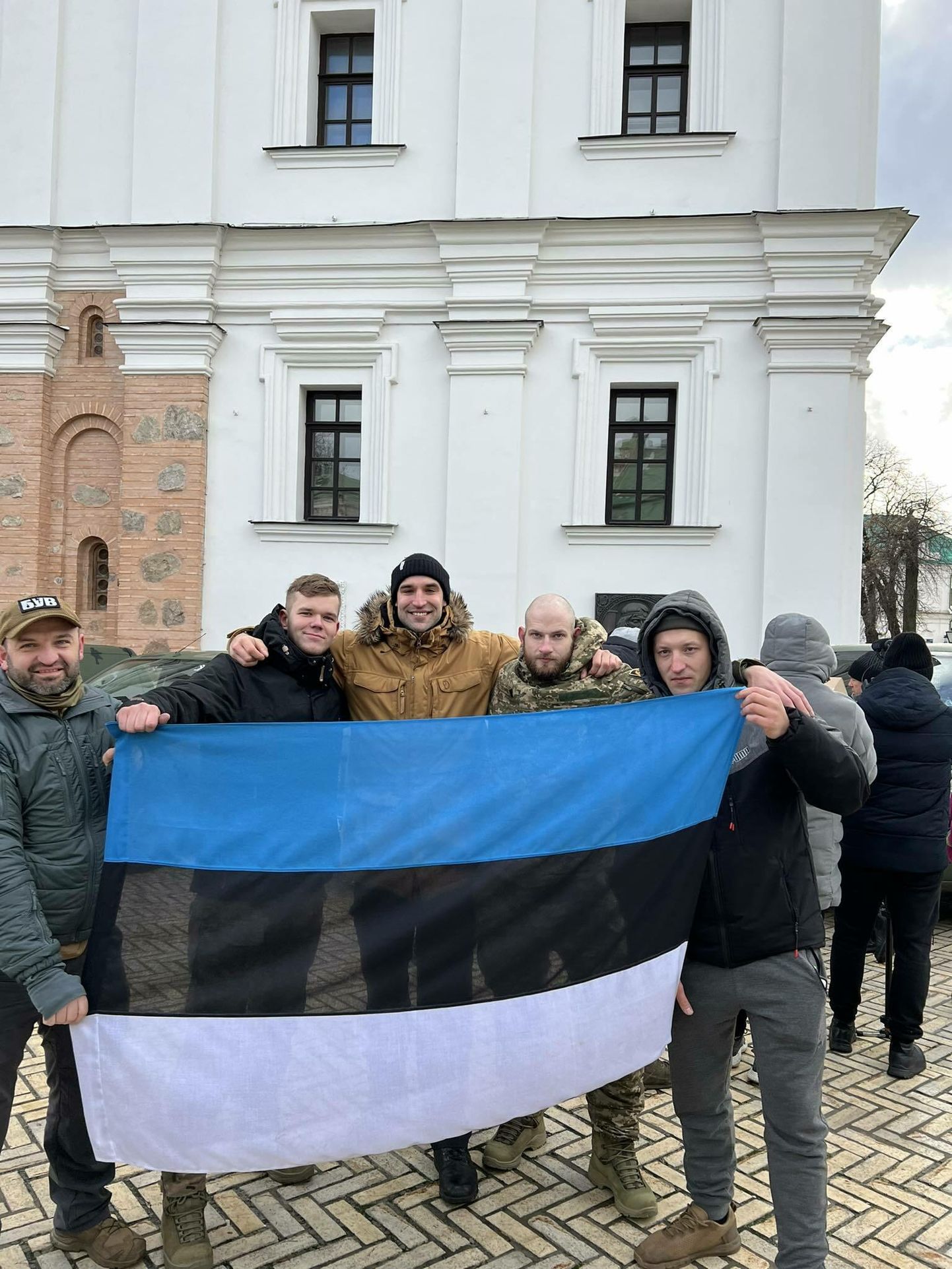 Eesti võitlejad koos sõjavideoblogija Artur Rehiga (keskel) sügisel Kiievis, kui Rotary klubi käis ukrainlastele autosid üle andmas. Postimees jätab fotoallkirjas nimme avaldamata võitlejate nimed.