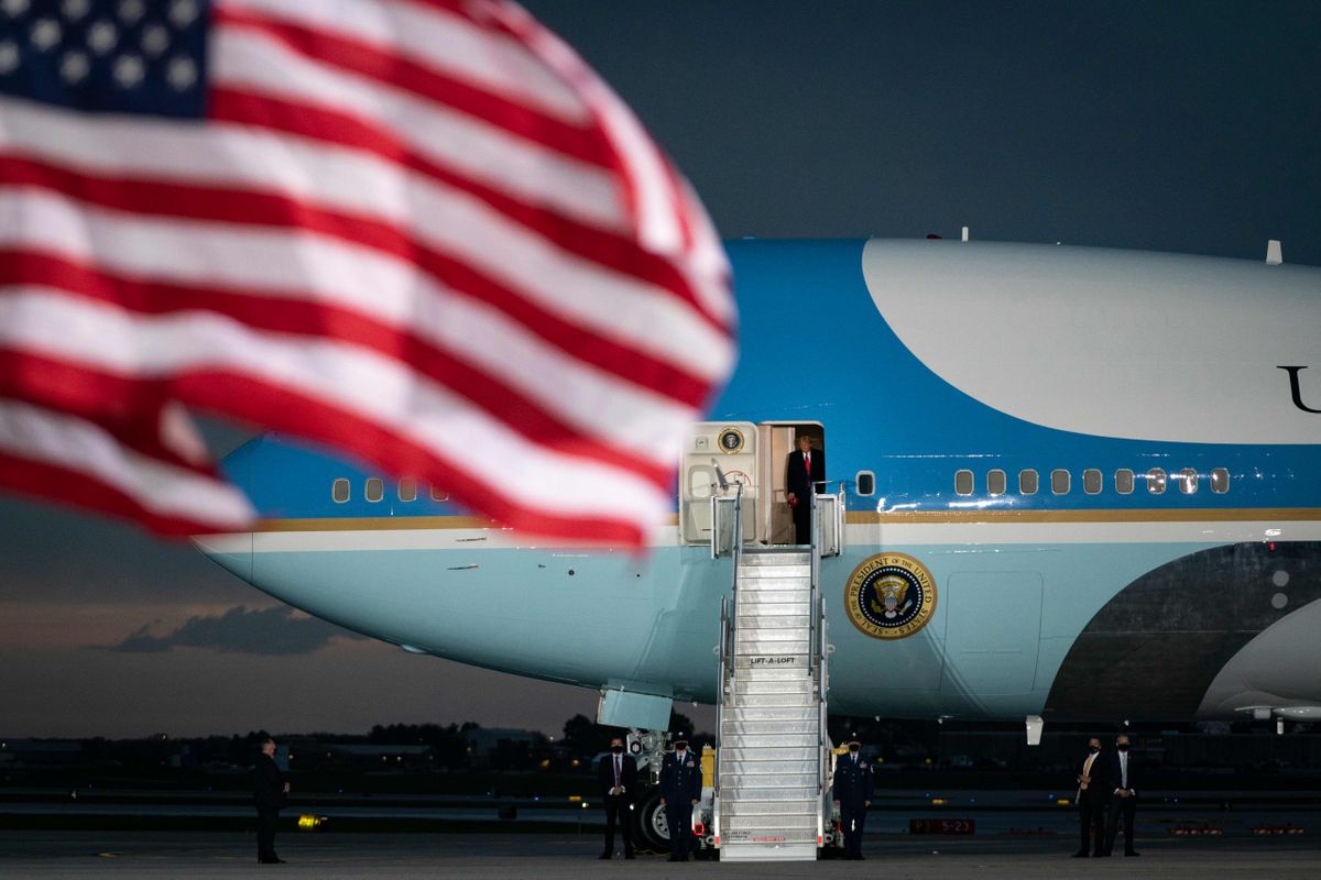 ASV prezidents Donalds Tramps ierodas uz savu priekšvēlēšanu kampaņu Aiovā.