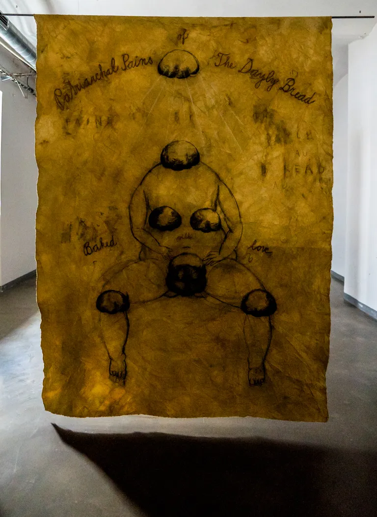 Adēla Součkova. Instalācijas fragments. Mākslinieces komentārs: "Šajā instalācijā es apvienoju zīmēšanu uz dabiski krāsota tekstila ar klasīšu spēli. Abi paskaidro veidu, kā veidot saikni. Daudzās kultūrās klasītes tiek lektas no pirmā lauciņa – Zemes – uz pēdējo lauciņu – Debesīm. Par to var domāt kā rituālu žestu, kas bez ideoloģijas piedāvā atjaunot saikni ar pirmsduālo esamības stāvokli, kurā emocionālo un garīgo saikni starp ainavu un cilvēku netraucē ego, dzimuma un kultūras nosacījumi."