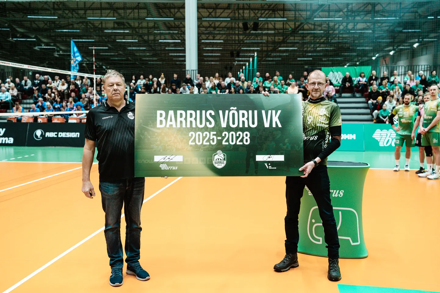 Võru võrkpalliklubi nimisponsori Barrus AS tegevjuht Martti Kork (paremal). Pilt on tehtud jaanuaris, kus klubi presidendi Olev Lüütsepaga (vasakul) sõlmiti uus koostööleping, mis kestab 2028. aastani.