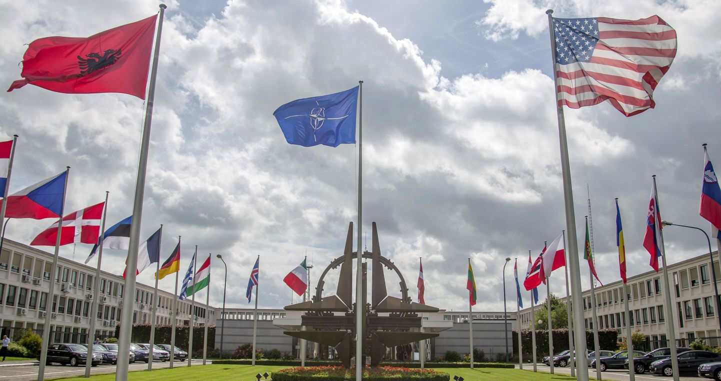 Liikmesriikide lipud Brüsselis NATO peakorteri juures.